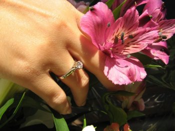 Помолвочное кольцо — символ любви и верности